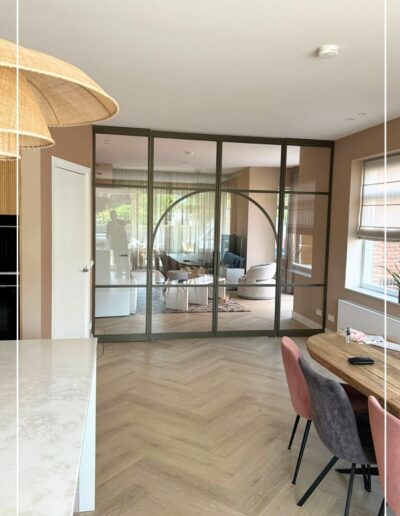 Skygate Flow maatwerk taatspui met organische profielen tussen woonkamer en keuken.