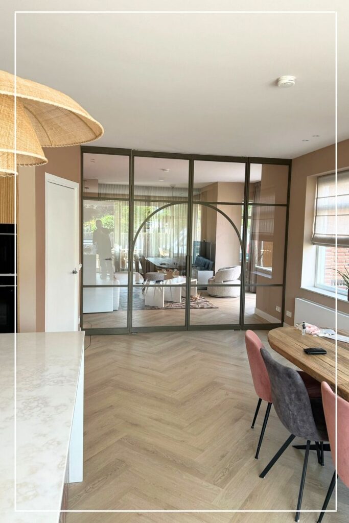 Skygate Flow maatwerk taatspui met organische profielen tussen woonkamer en keuken.