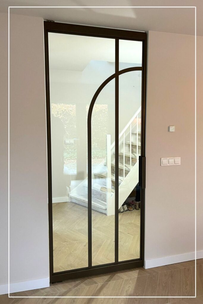 Skygate Flow N6 taatsdeur met helder glas, minimalistisch ontwerp met organische profielen voor hal of gang.