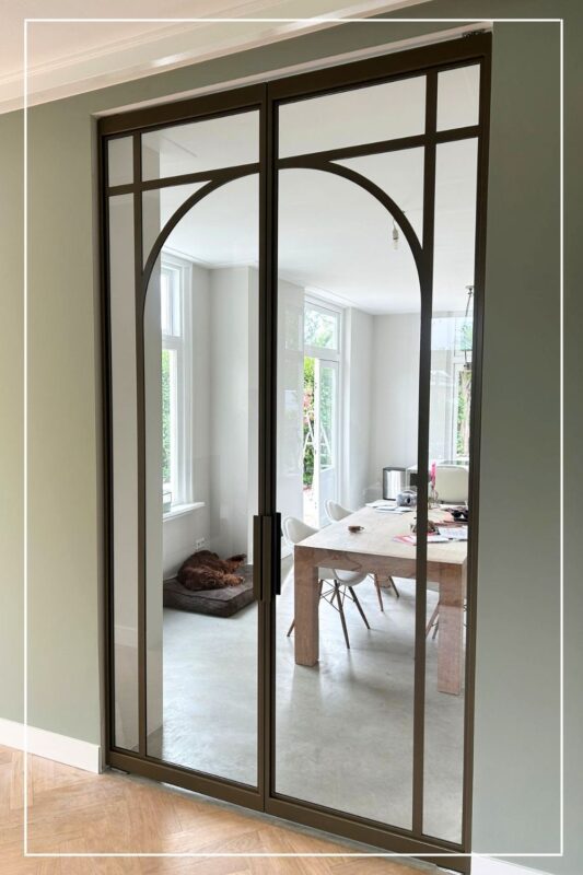 Skygate – dubbele taatsdeur in metallic bonded bronze tussen woonkamer en keuken