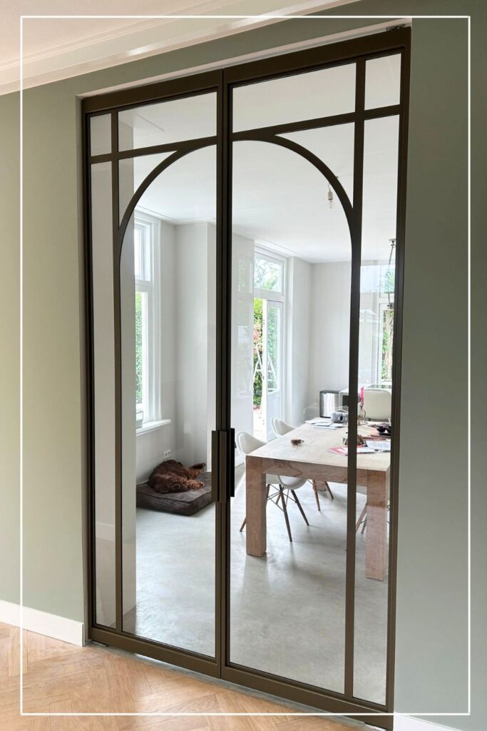 Skygate dubbele stalen taatsdeur in metallic bonded bronze, maatwerk binnendeur tussen woonkamer en keuken.