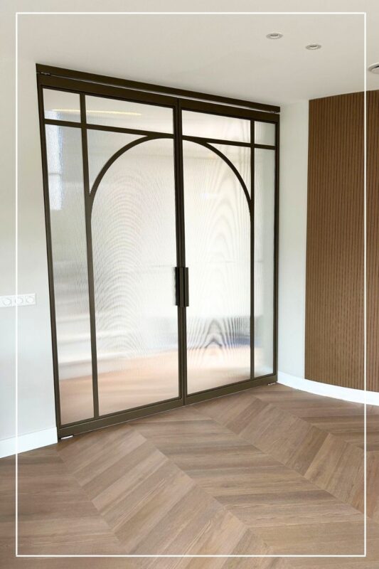 Skygate Flow – dubbele taatsdeuren in metallic bonded bronze met ribbelglas