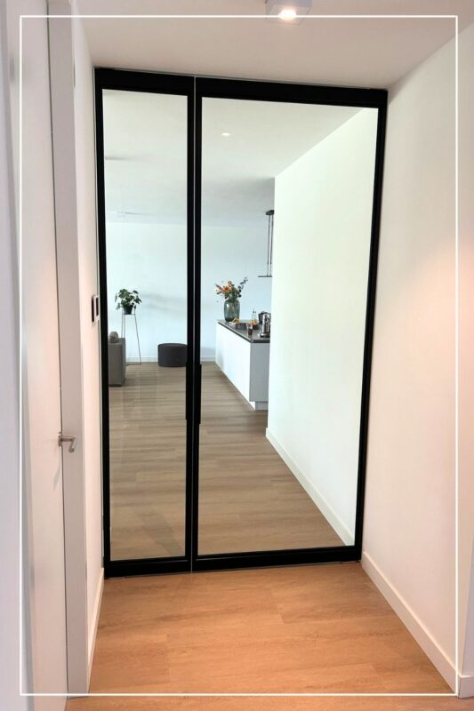 Skygate – dubbele taatsdeur met oneven verdeling, minimalistisch maatwerk voor keuken