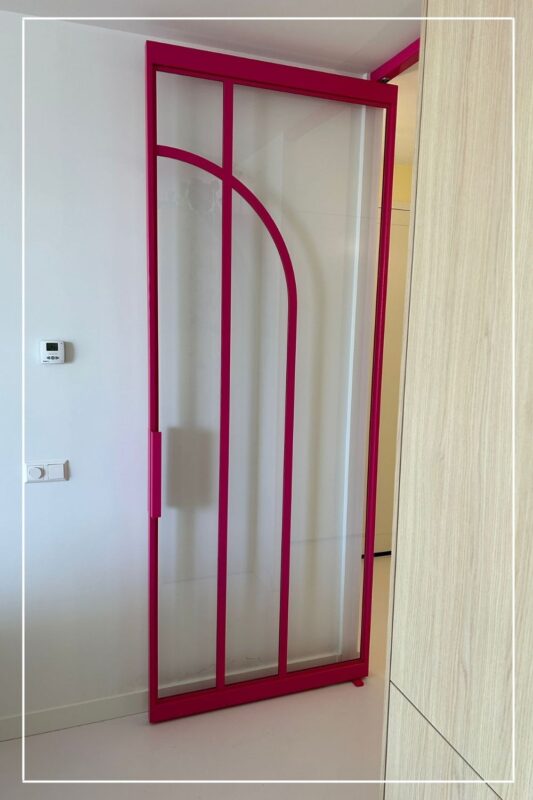 Skygate Flow – enkele taatsdeur in RAL roze, custom project