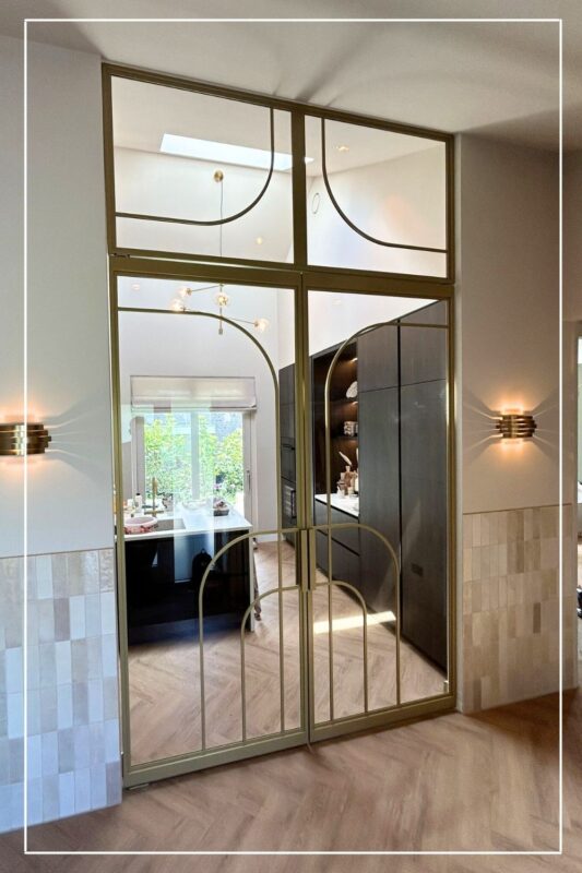 Skygate – custom stalen deur in Metallic Goud met helder glas en bovenlicht voor keuken en hal