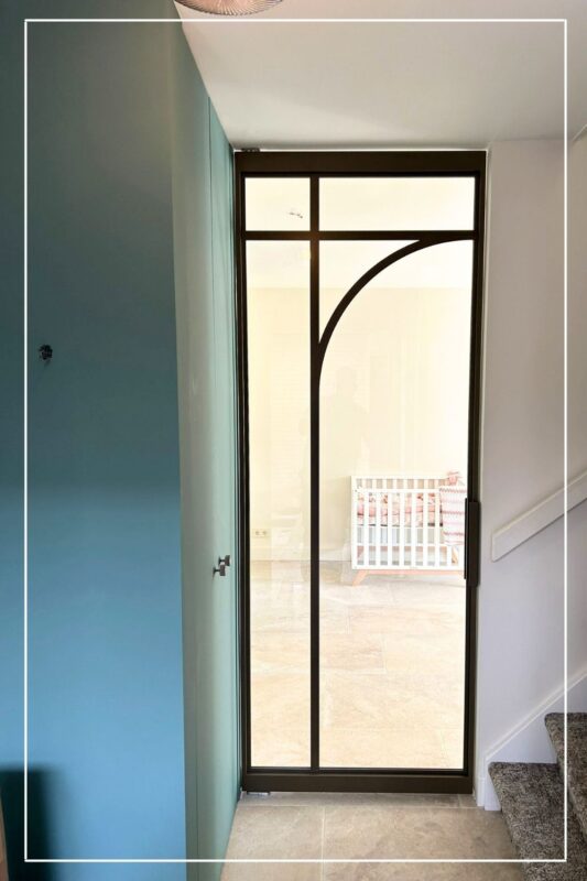 Skygate – Naturals enkele taatsdeur in Flow-design met helder glas als halafsluiting