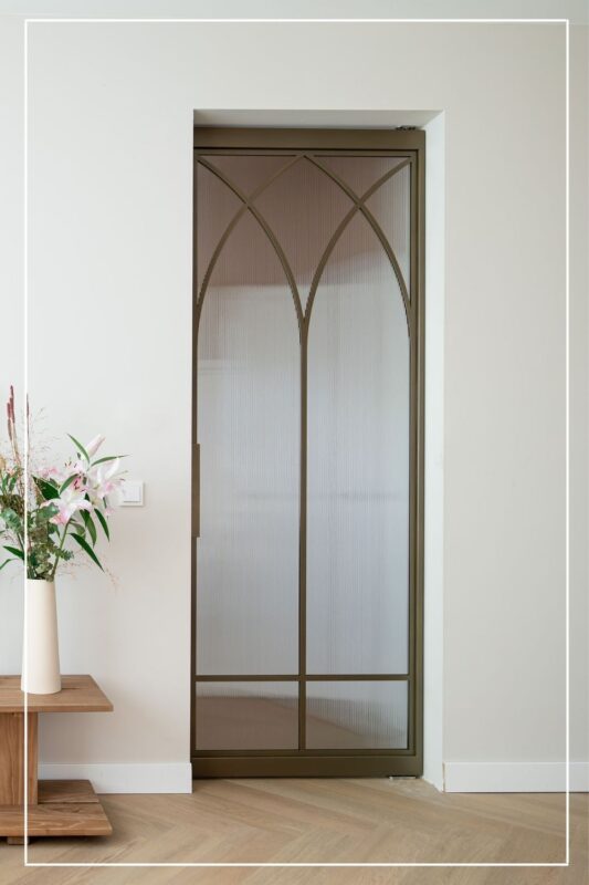 Skygate – custom enkele taatsdeur in eigen design met ribbelglas en Metallic Bonded Bronze