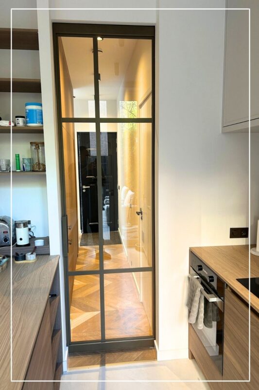 Skygate – custom enkele schuifdeur met helder glas en Metallic afwerking voor keuken-woonkamer afscheiding