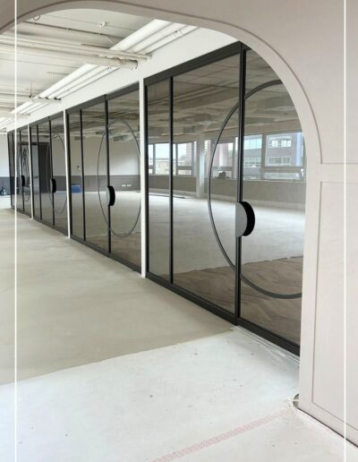 Skygate stalen deur met Brown Brons afwerking en getint rookglas, maatwerk voor kantoor- en vergaderruimtes.