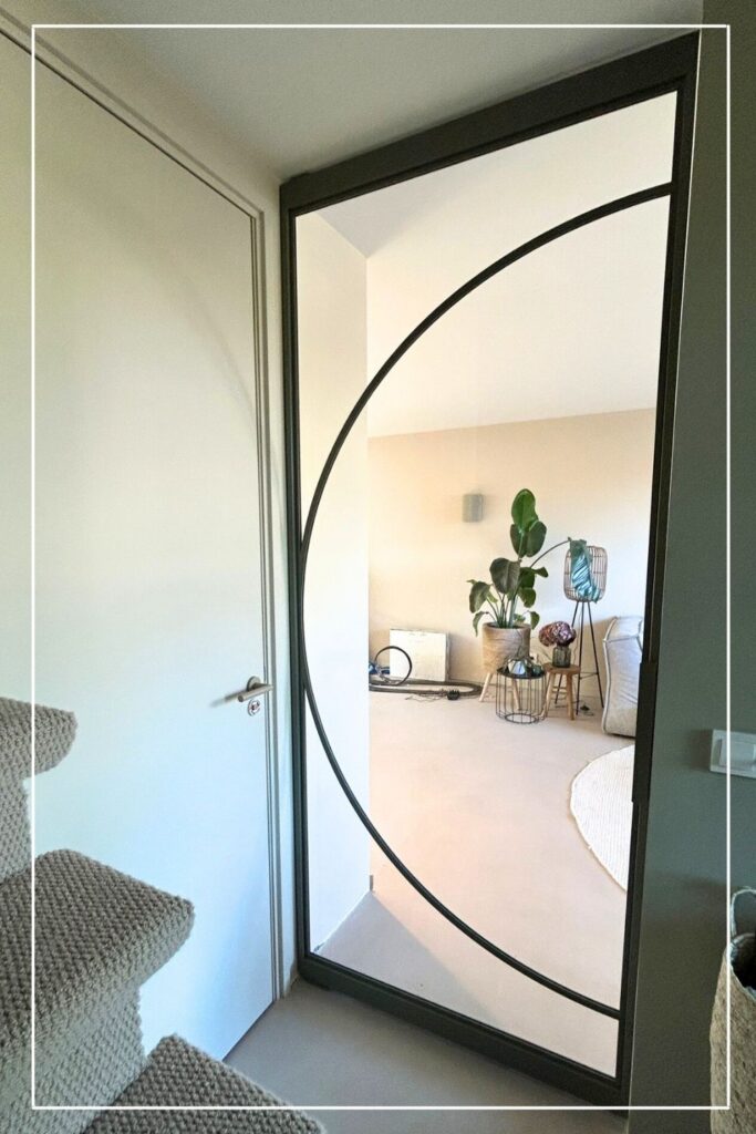 Skygate Flow minimalistische taatsdeur met organische profielen en helder glas, maatwerk stalen deur.