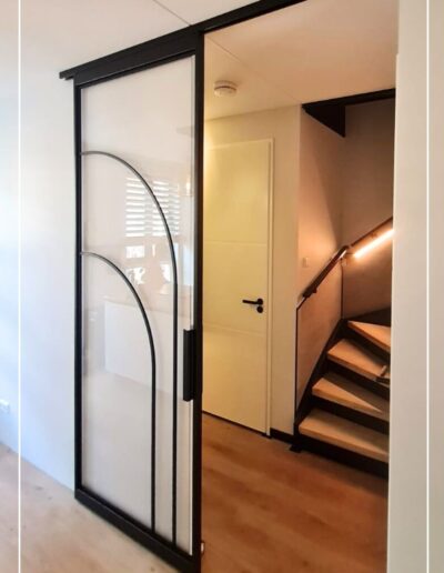 Stalen schuifdeur met helder glas in RAL zwart