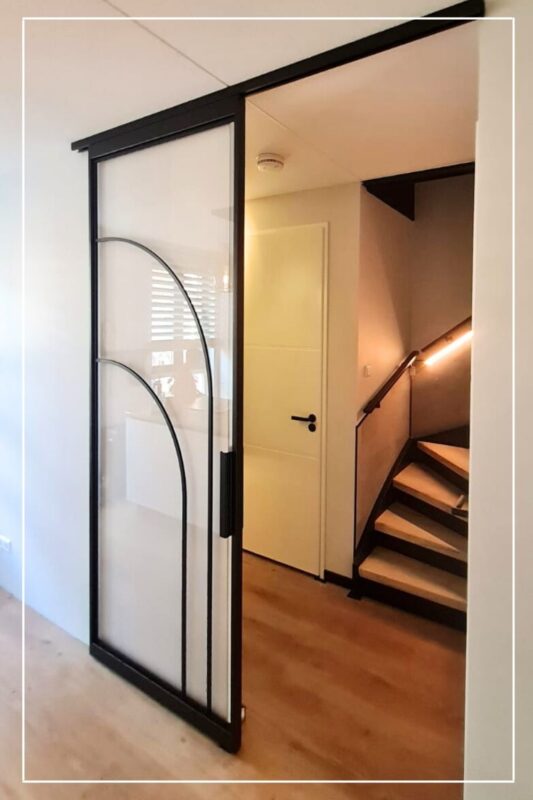 Stalen schuifdeur met helder glas in RAL zwart