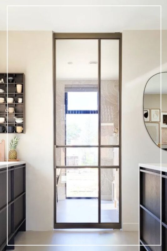 Skygate – Classic taatsdeur in Metallic Bonded Bronze als keukenafsluiting