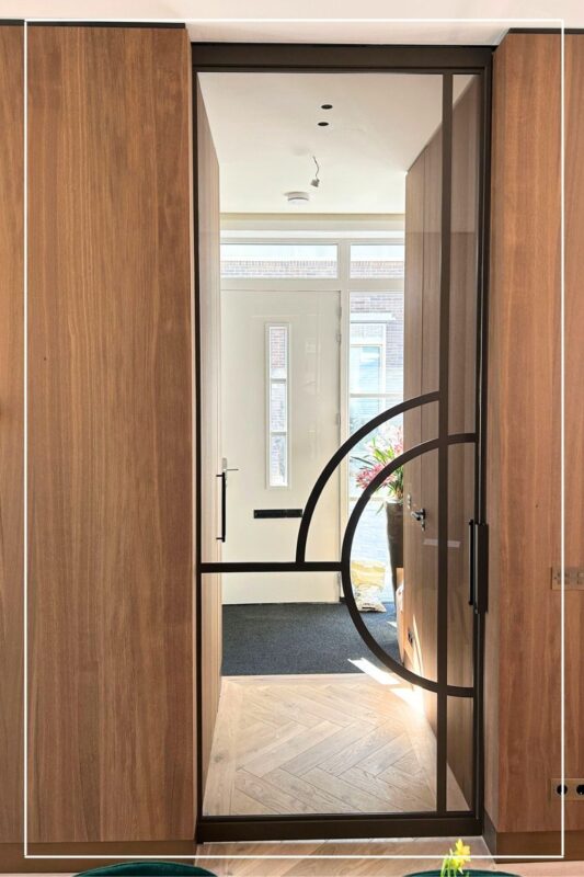 Skygate – custom design stalen schuifdeur met helder glas en Metallic afwerking als halafsluiting