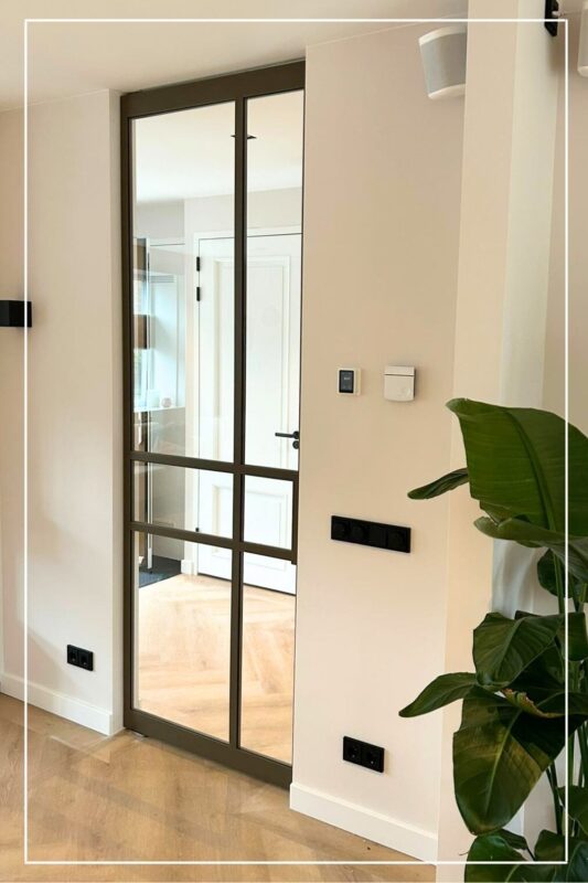 Skygate – custom enkele taatsdeur in Classic design met helder glas en Metallic Bonded Brons tussen hal en woonkamer
