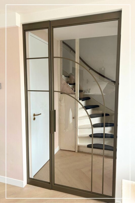 Skygate – custom taatsdeur met zijpaneel in Flow-design, Metallic Bonded Bronze met helder glas als halafsluiting
