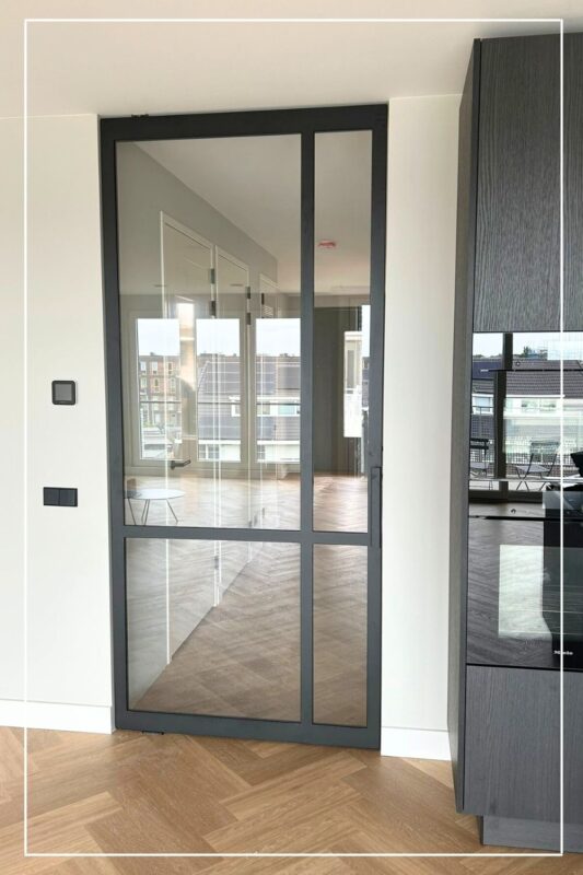 Skygate – Classic design stalen deur met helder glas als keukenafsluiting