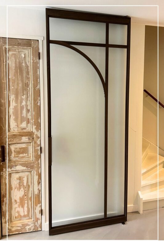 Skygate – custom enkele taatsdeur in Flow-design met helder glas in RAL zwart