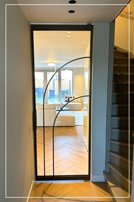 Skygate – custom enkele taatsdeur in Flow-design met minimalistisch lijnenspel en Metallic afwerking als halafsluiting