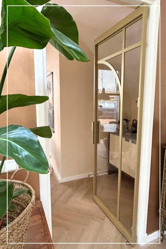 Skygate – custom enkele taatsdeur in Metallic Goud voor de keuken, maatwerk design