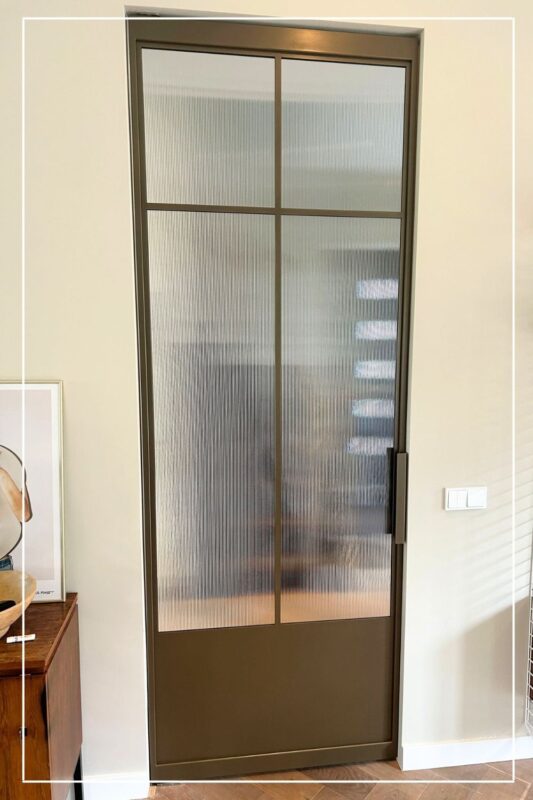 Skygate – custom design met ribbelglas in Metallic Bonded Bronze, volledig maatwerk