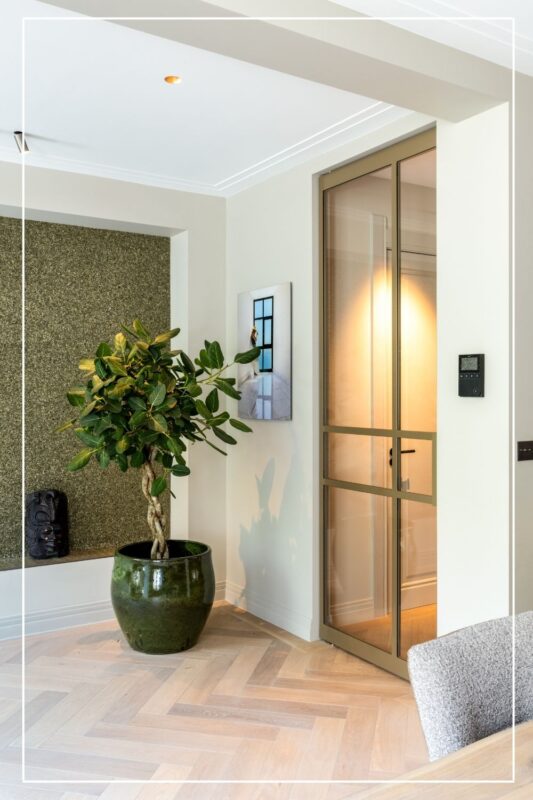 Skygate – custom stalen deur in Metallic Goud met helder glas als halafsluiting