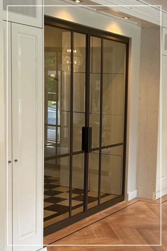 Skygate – custom dubbele taatsdeur met helder glas als halafsluiting