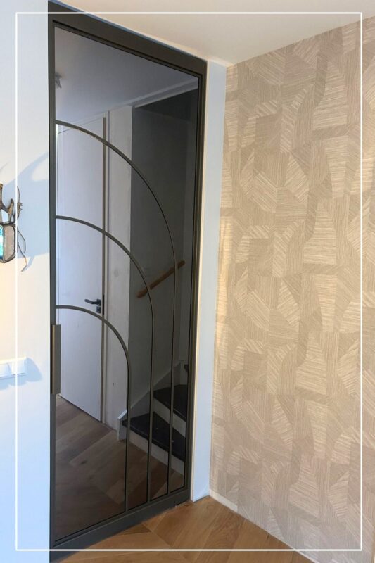 Skygate – custom Flow design enkele taatsdeur met Metallic afwerking als halafsluiting