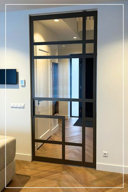 Skygate – custom design stalen taatsdeur met originele productiemethode in RAL zwart, maatwerk