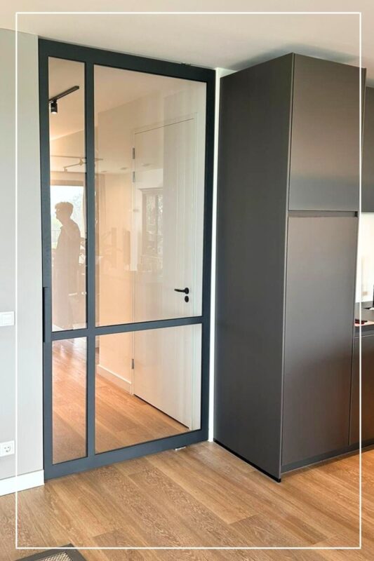 Skygate – Classic Design stalen deur in RAL zwart met helder glas voor de keuken