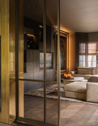 Skygate Classic design stalen deur in Metallic Bonded Brons met helder veiligheidsglas, maatwerk woonkamerafsluiting