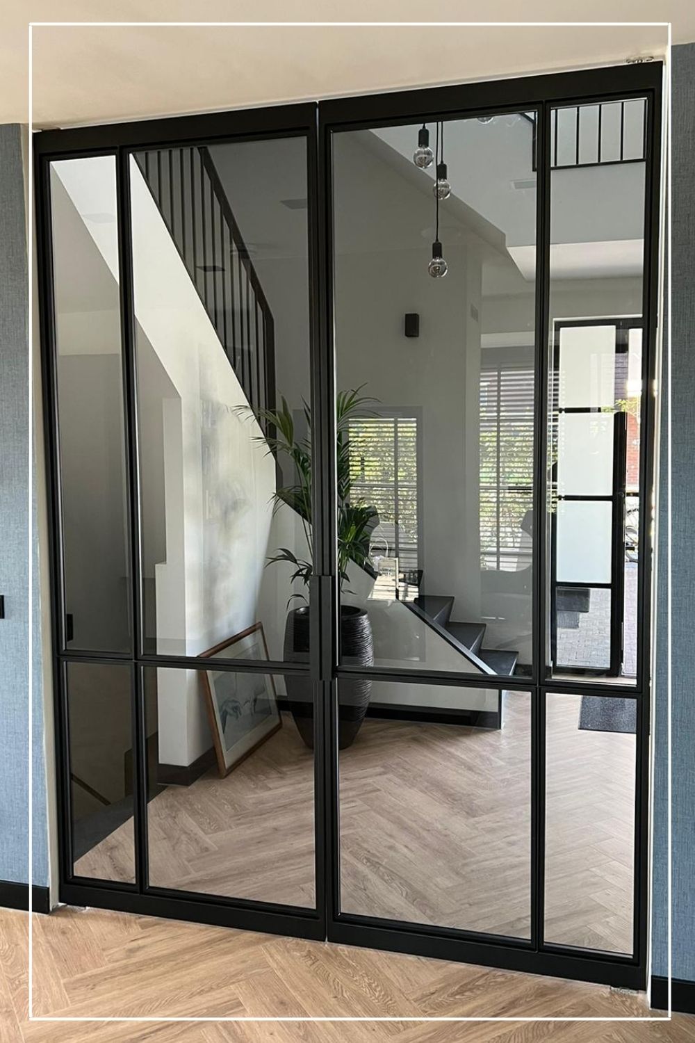 Maatwerk stalen schuifpui van Skygate – hout gecombineerd met geribbeld glas, vast paneel en schuifdeur in natuurlijke stijl.