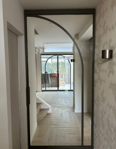 Skygate XL taatsdeur in Metallic Flow-design, maatwerk oplossing als afscheiding tussen woonkamer, hal en keuken.