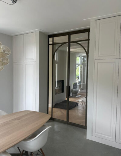 Skygate dubbele taatsdeuren op plafondhoogte, maatwerk uitvoering voor een luxe woonkamer.