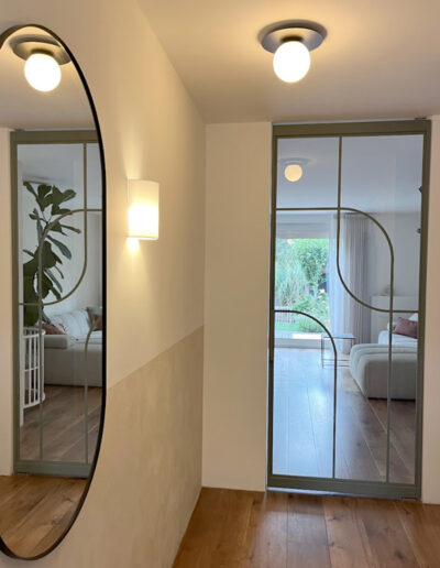 Skygate enkele stalen taatsdeur in maatwerk Flow-design met helder glas, uitgevoerd in RAL-kleur naar keuze.