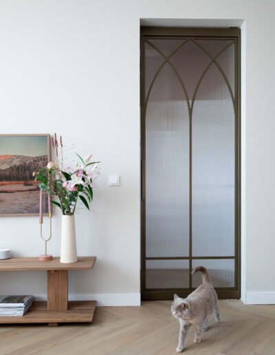 Skygate enkele stalen taatsdeur in Flow-design met ribbelglas, uitgevoerd in Metallic Bronze, maatwerk eigen design.