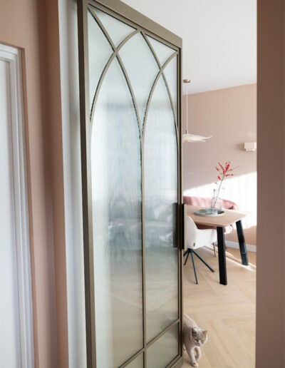 Skygate enkele taatsdeur met ribbelglas, maatwerk verbinding tussen hal en woonkamer.