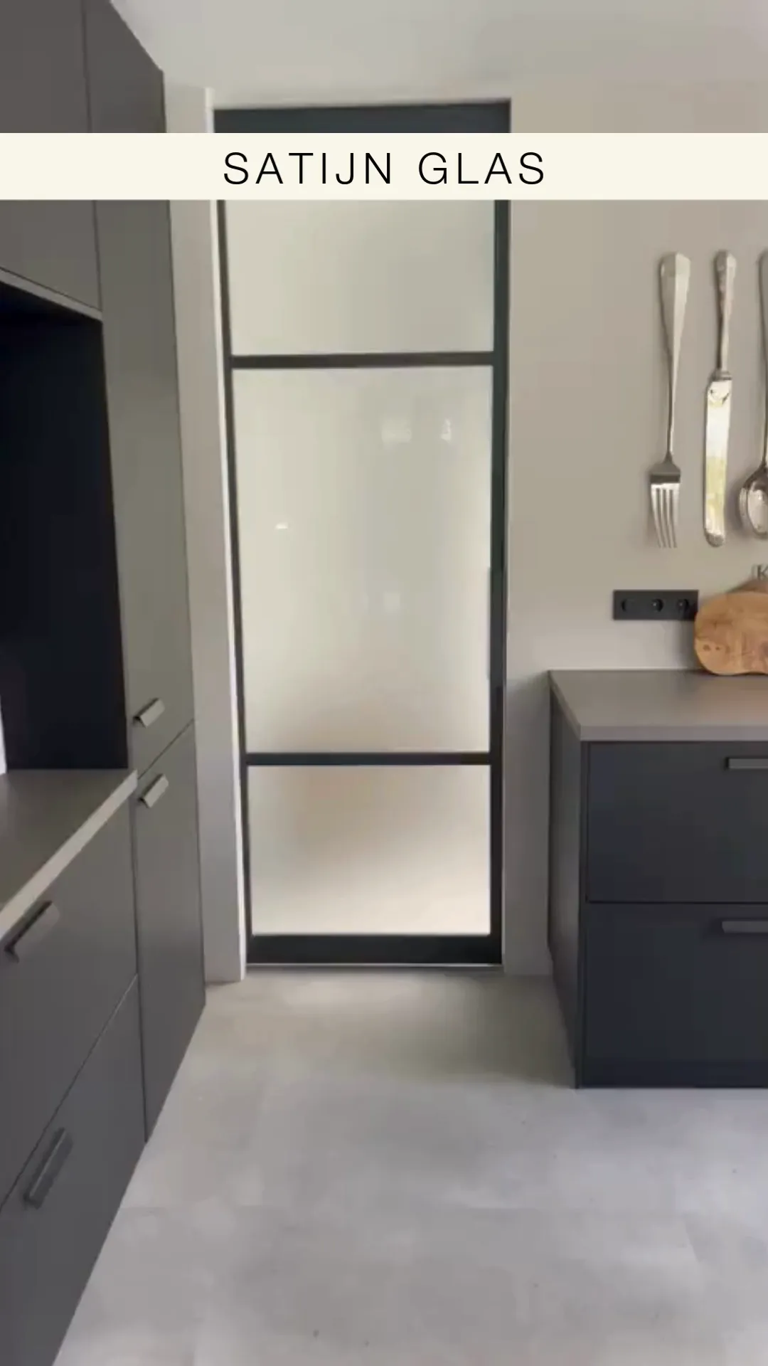 Skygate stalen deur in Classic-design met satijnglas, maatwerk toepassing in de keuken.