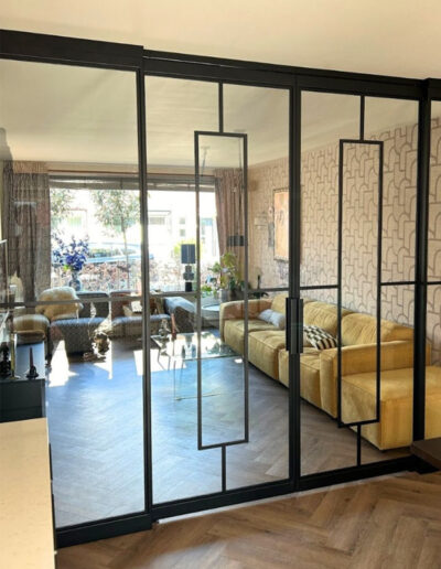 Skygate Flow schuifpui in custom design, maatwerk uitvoering met slanke stalen profielen.