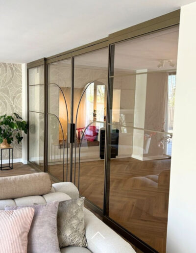 Skygate schuifpui in Flow-design met brons Metallic afwerking, maatwerk stalen schuifpui.