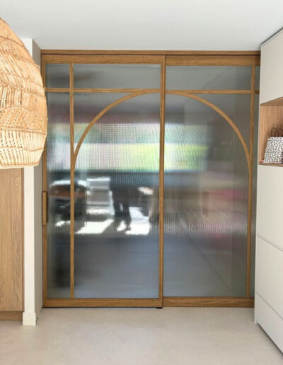 Skygate Flow schuifpui met houtlook afwerking en ribbelglas