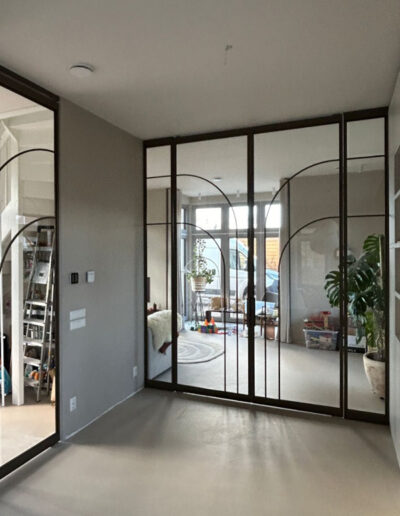 Skygate taatsdeuren met halve panelen in Flow-design, tailor made uitgevoerd met helder glas.