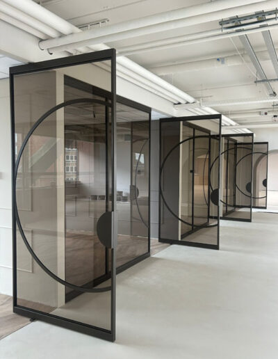 Skygate taatsdeuren met halve panelen in Flow-design, tailor made uitgevoerd met helder glas.