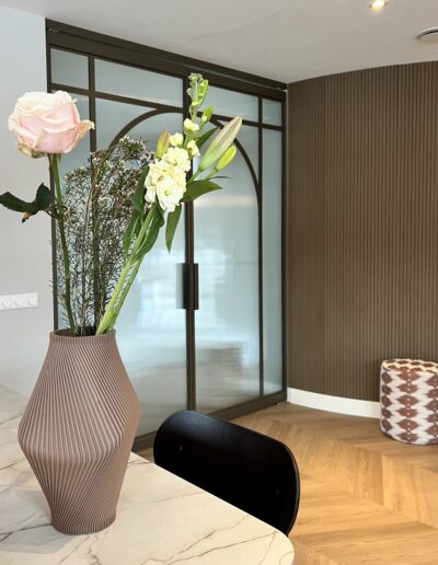 Skygate taatsdeuren op maat in de keuken met geribbeld glas en stalen profielen