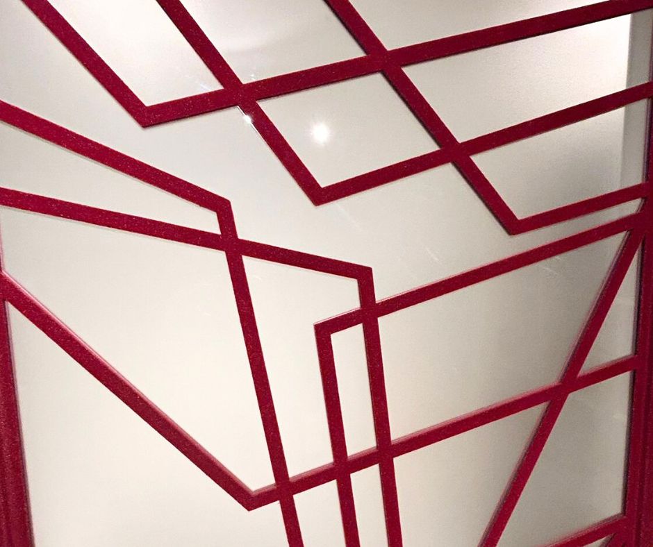 Detail van geribbeld glas in Skygate taatsdeur met metallic brons afwerking