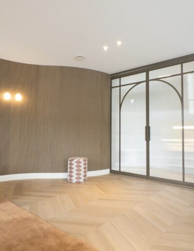 Skygate Flow N5 stalen taatsdeur in Metallic Bonded Bronze met satijn glas