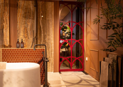 Skygate maatwerk stalen deuren in badkamer met glas – hotelkamer badkamer ontwerp tijdens Hospitality Design Days