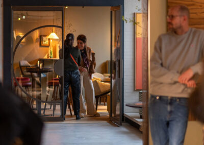 Skygate dubbele ronde stalen deuren in showroom – maatwerk stalen taatsdeuren met glas en organische Flow vormen