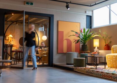 Skygate dubbele ronde stalen deuren in Metallic Brown geplaatst in showroom tijdens Hospitality Design Days – maatwerk Flow design met glas
