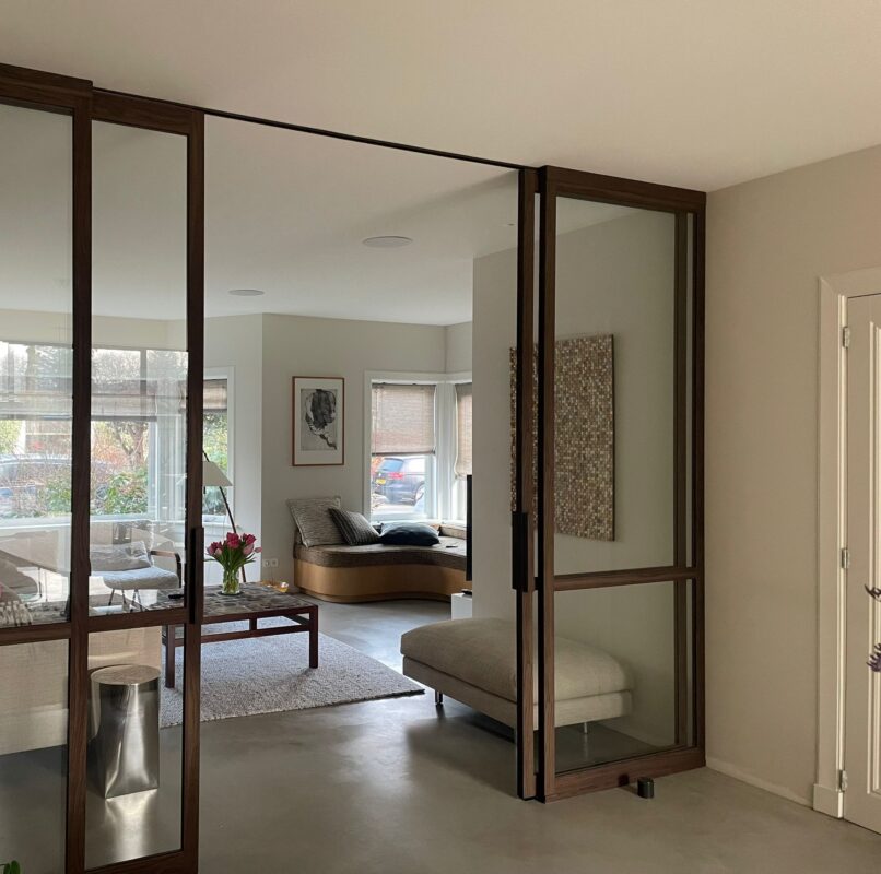 Skygate houtlook roomdivider met plafondrail – maatwerk schuifdeur met helder glas voor de woonkamer